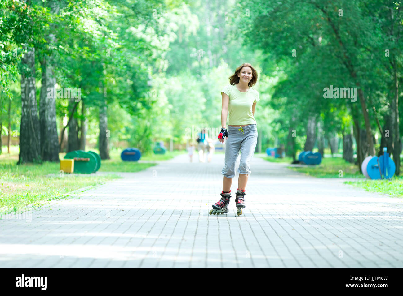 Roller skating sportliche Mädchen im Park Rollerbladen Inline Skate Stockfoto