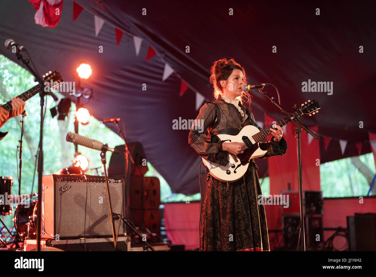 Jesca Hoop die live auf der Bühne der Sonnenaufgang auf dem 2017 Latitude Festival in Henham Park, Southwold in Suffolk. Foto: Sonntag, 16. Juli 2017. Stockfoto