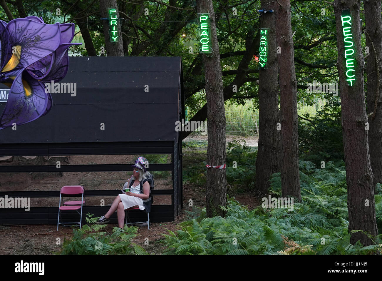 Ein Festival Goer in den Wäldern am 4. Tag (Sonntag) das Jahr 2017 Latitude Festival Henham Park, Southwold in Suffolk. Foto: Sonntag, 16. Juli 2017. Stockfoto