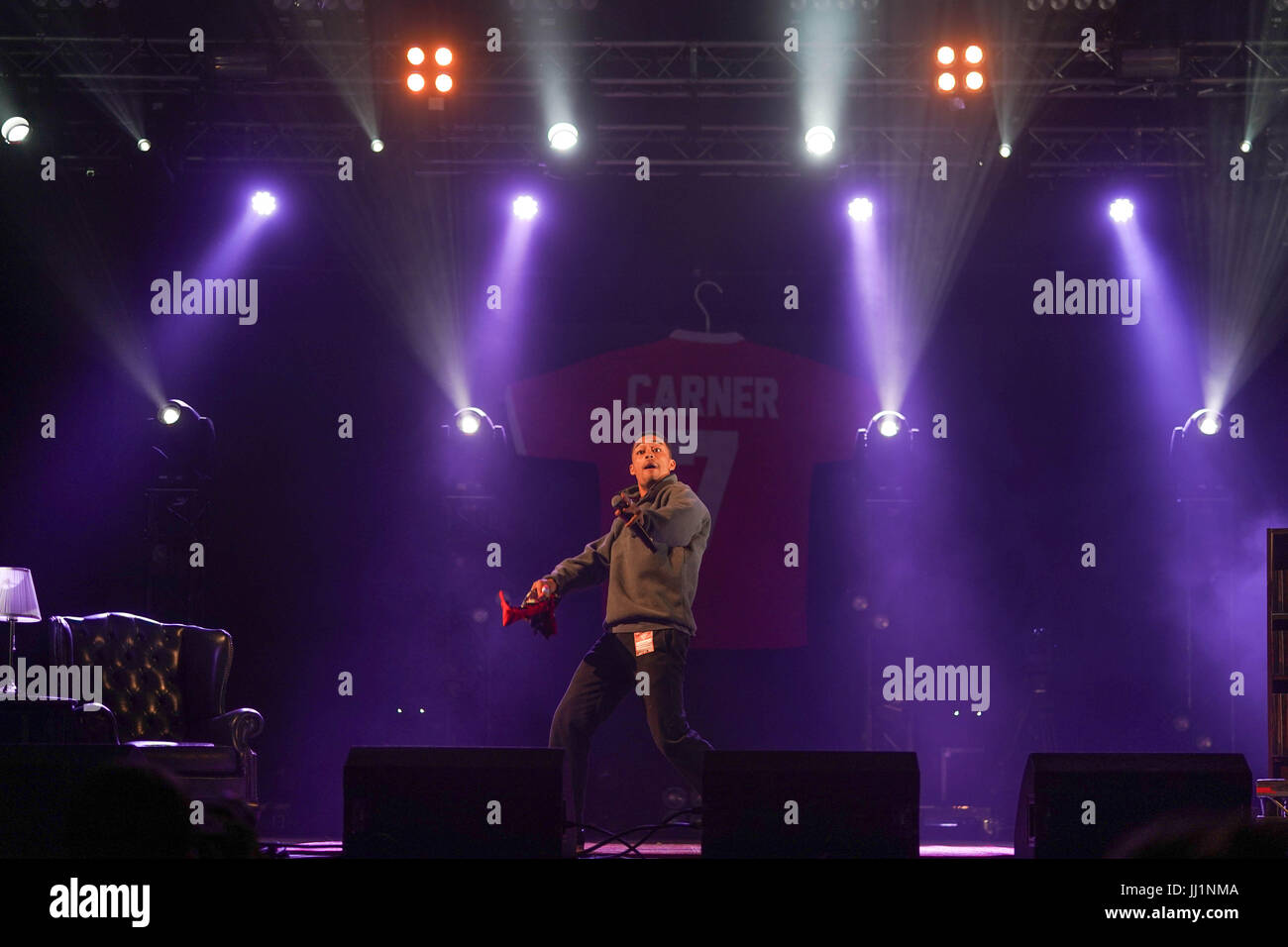 Loyle Carner die live auf der Bühne der BBC Music am 4. Tag des 2017 Latitude Festival in Henham Park, Southwold in Suffolk. Foto Datum: Sonntag, J Stockfoto