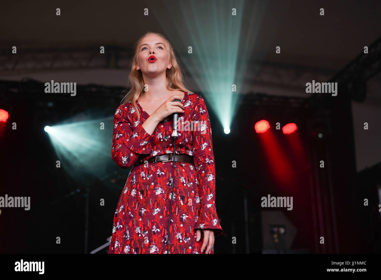 Rakel Mjoll Traum Frau die live auf der Seebühne am 2017 Latitude Festival in Henham Park, Southwold in Suffolk. Foto Datum: Sonntag, Ju Stockfoto