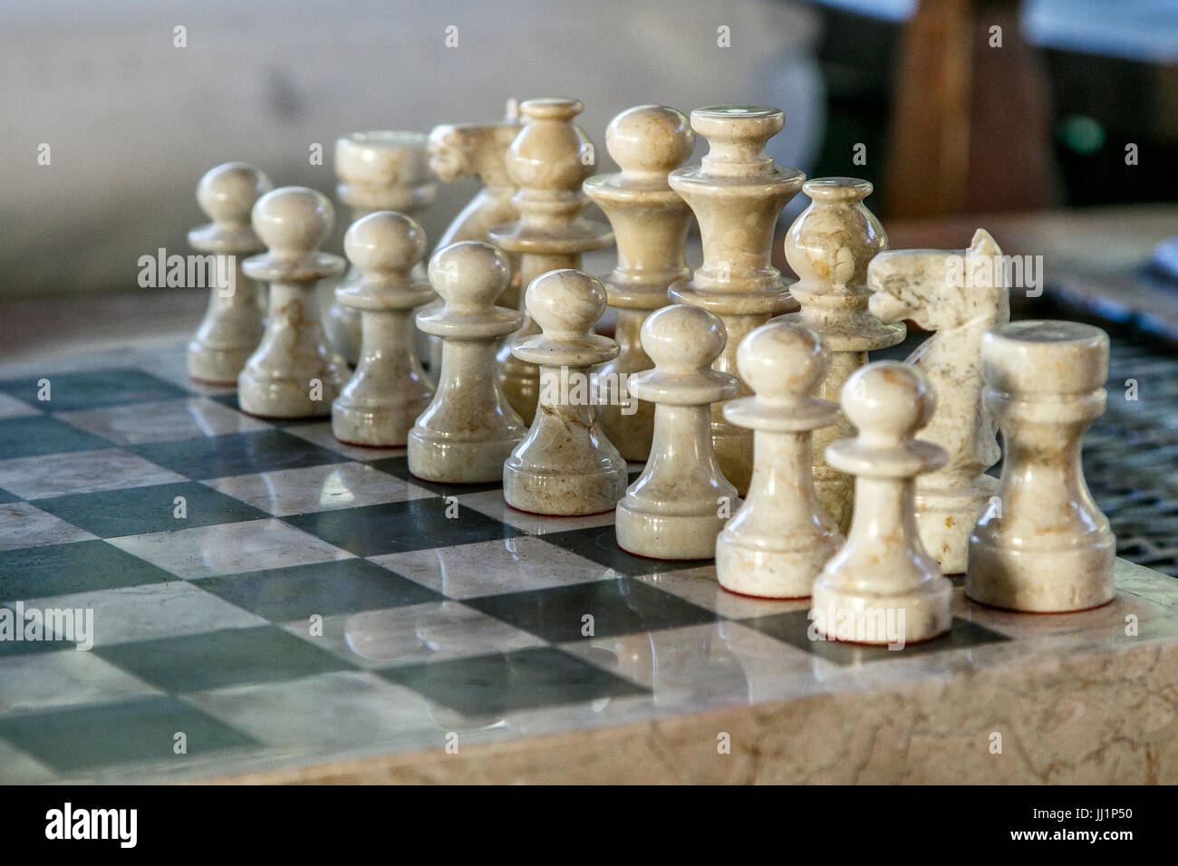 Stein geschnitzte Figuren auf dem Schachbrett. Flachen DOF, Schwerpunkt Stücke in der Mitte. Stockfoto