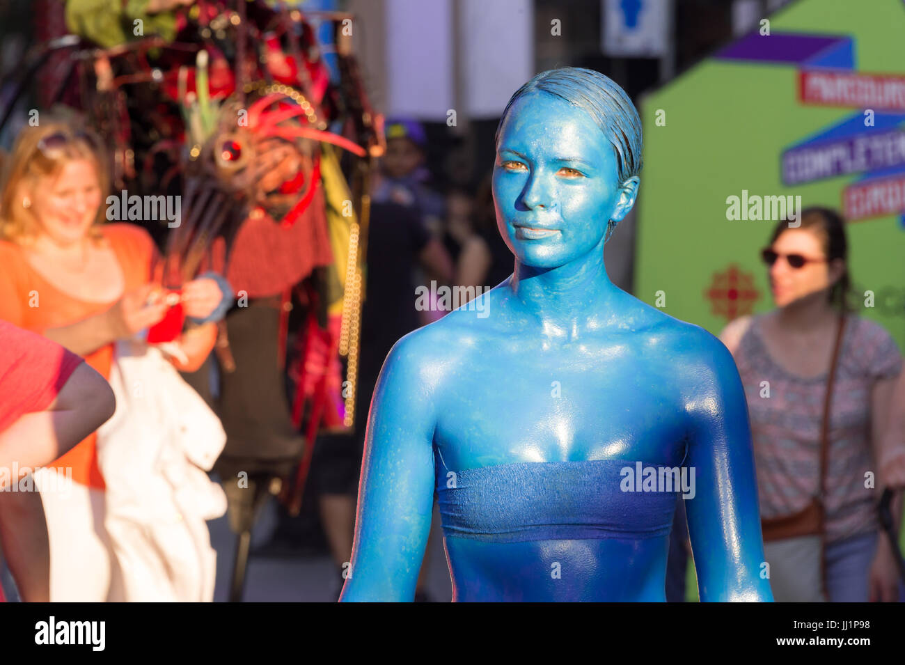 Montreal, Kanada - 15. Juli 2017: "Les gens de Couleur' auf der Straße Saint-Denis in Montreal Circus Arts Festival 2017 Stockfoto