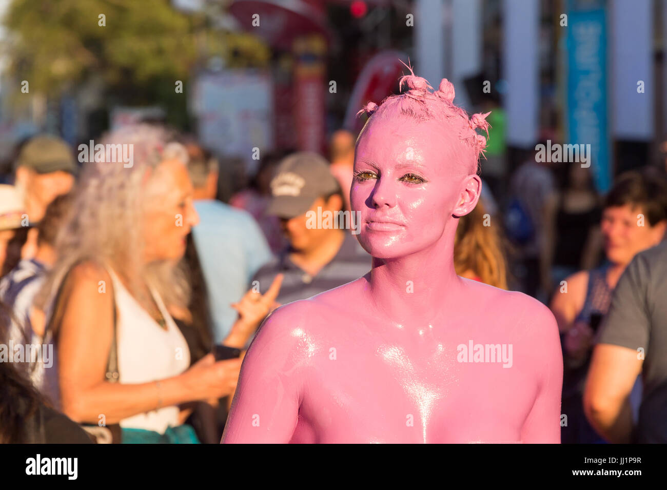 Montreal, Kanada - 15. Juli 2017: "Les gens de Couleur' auf der Straße Saint-Denis in Montreal Circus Arts Festival 2017 Stockfoto