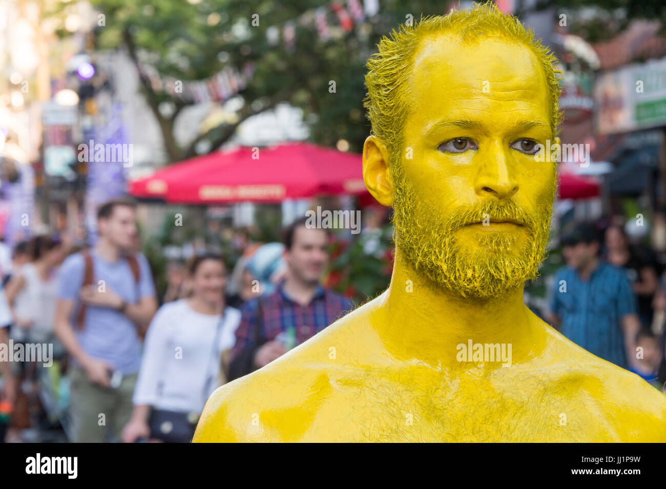 Montreal, Kanada - 15. Juli 2017: "Les gens de Couleur' auf der Straße Saint-Denis in Montreal Circus Arts Festival 2017 Stockfoto