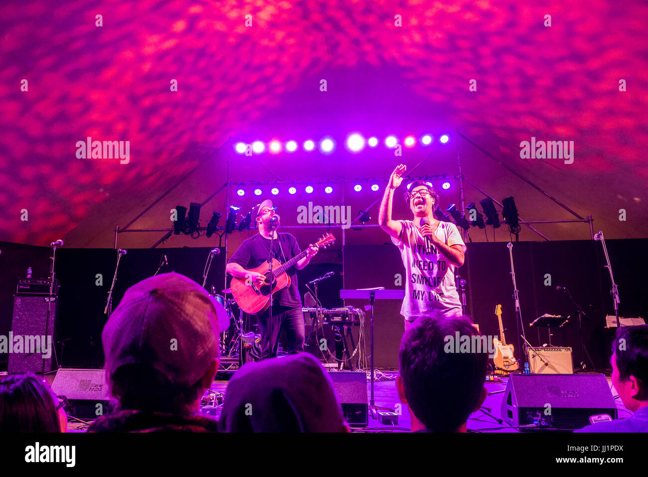 Chor, Chor, Chor Daveed Goldman und Nobu Adilman bekommen das Publikum singt zum Eröffnungsabend des Vancouver Folk Music Festival, Vancouver schließen, Stockfoto Chor, Chor, Chor Daveed Goldman und Nobu Adilman bekommen das Publikum singt zum Eröffnungsabend des Vancouver Folk Music Festival, Vancouver schließen, Stockfoto