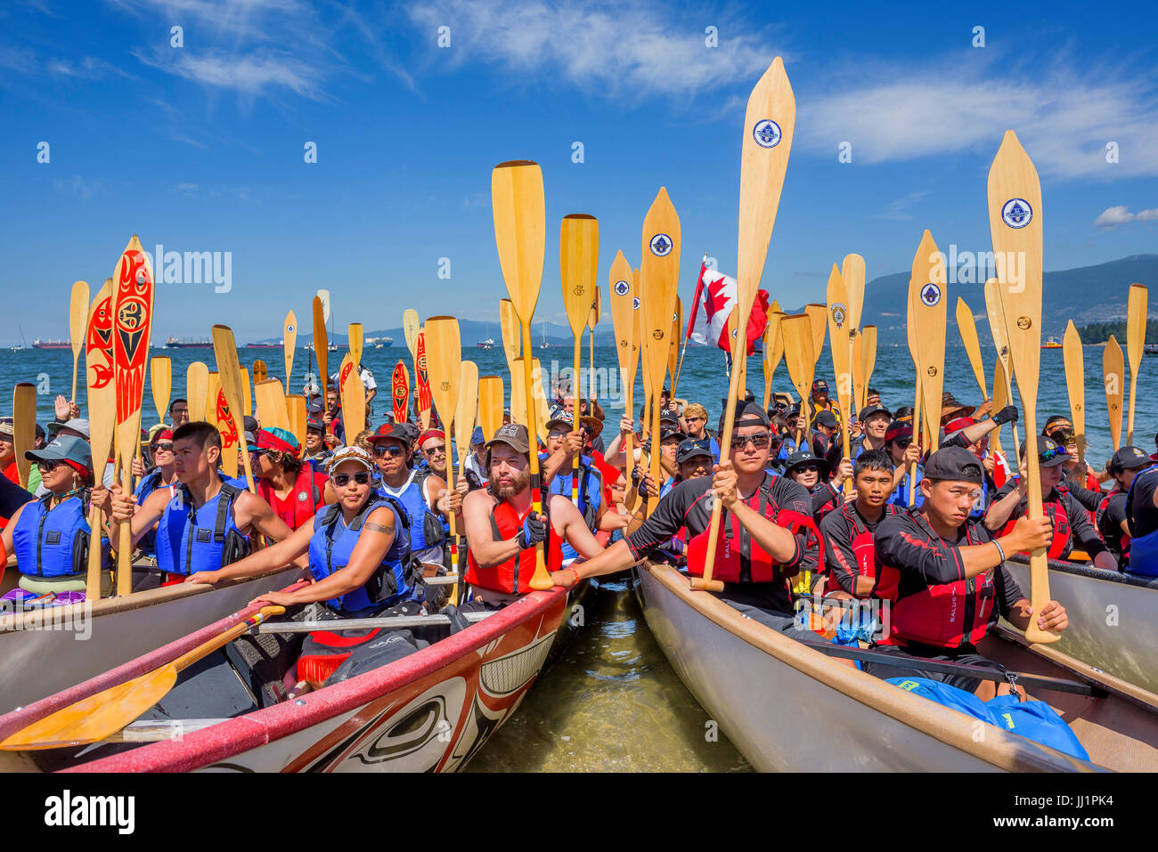 Sammeln von Kanus, Kanada 150+, Hadden Park/Vanier Park, Vancouver, British Columbia, Kanada. Stockfoto