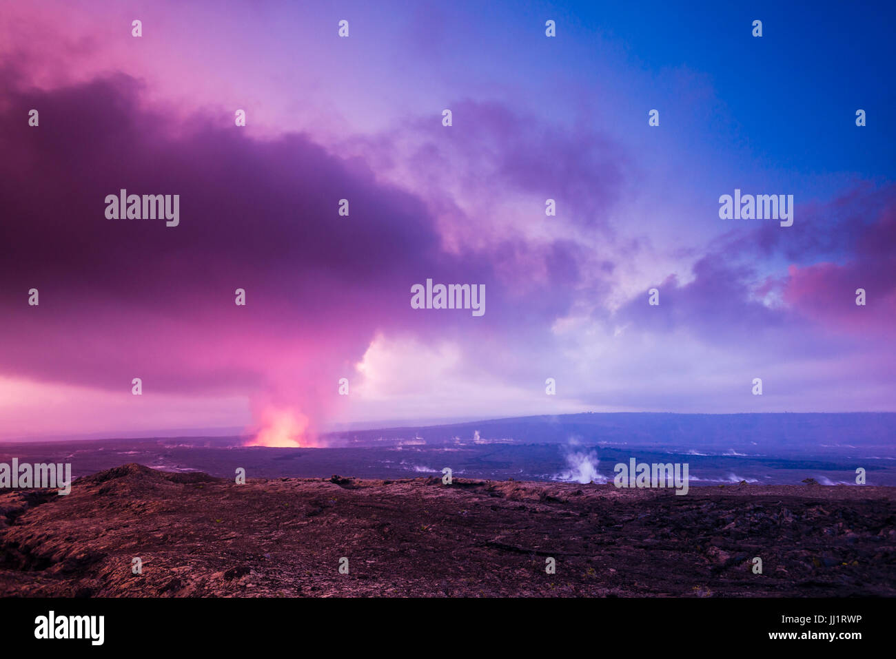 Website von Lava Feld und Ausbruch unter Halemaumau Crater, Hawaiʻi-Volcanoes-Nationalpark, Hawaii USA Stockfoto