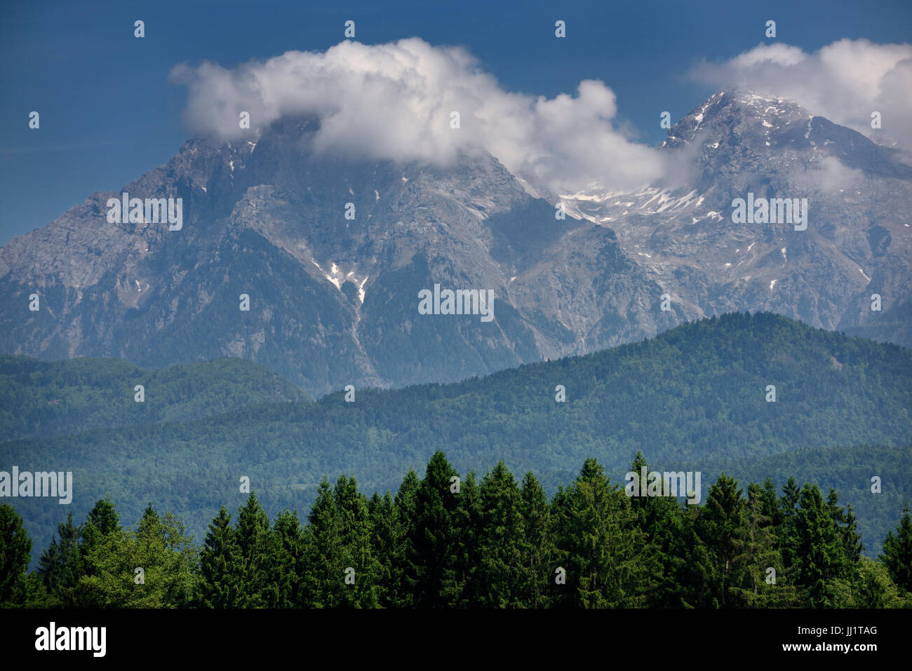 Verdunklung deckte Jezersko Combe und Grintovec höchsten Berggipfel der Kamnik Savinja Alpen Karawanken Bereich Slowenien in der Nähe von Flughafen Ljubljana Stockfoto