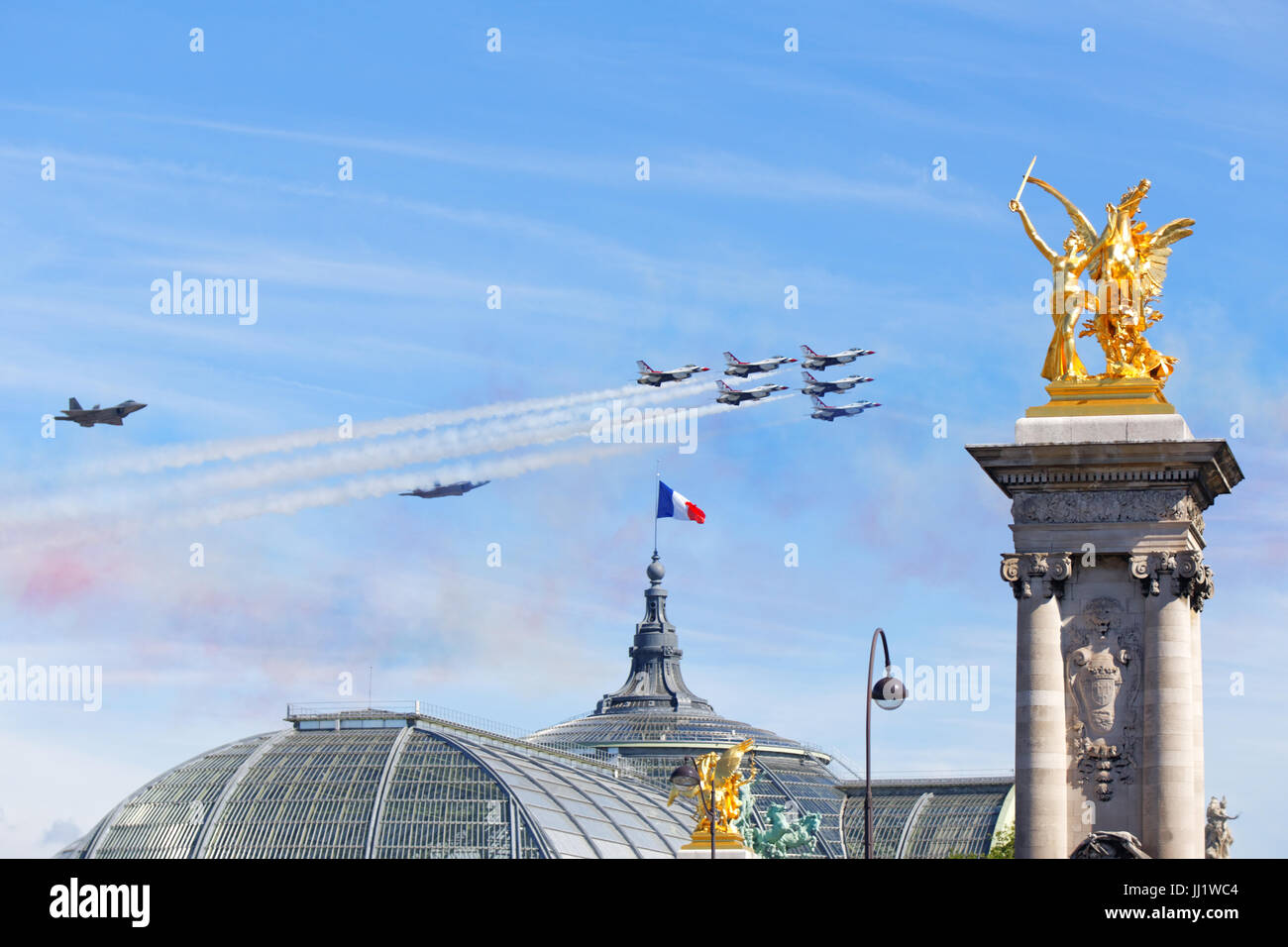 US Air Force Thunderbirds und F22 Blitze fliegen über Paris für 14. Juli 2017 fest Stockfoto