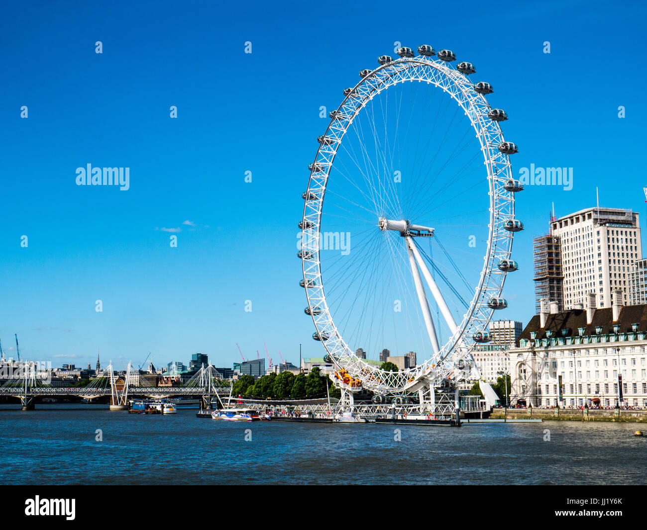 London Eye und das Südufer, Bezirksverwaltung Halle, Themse, London, England Stockfoto