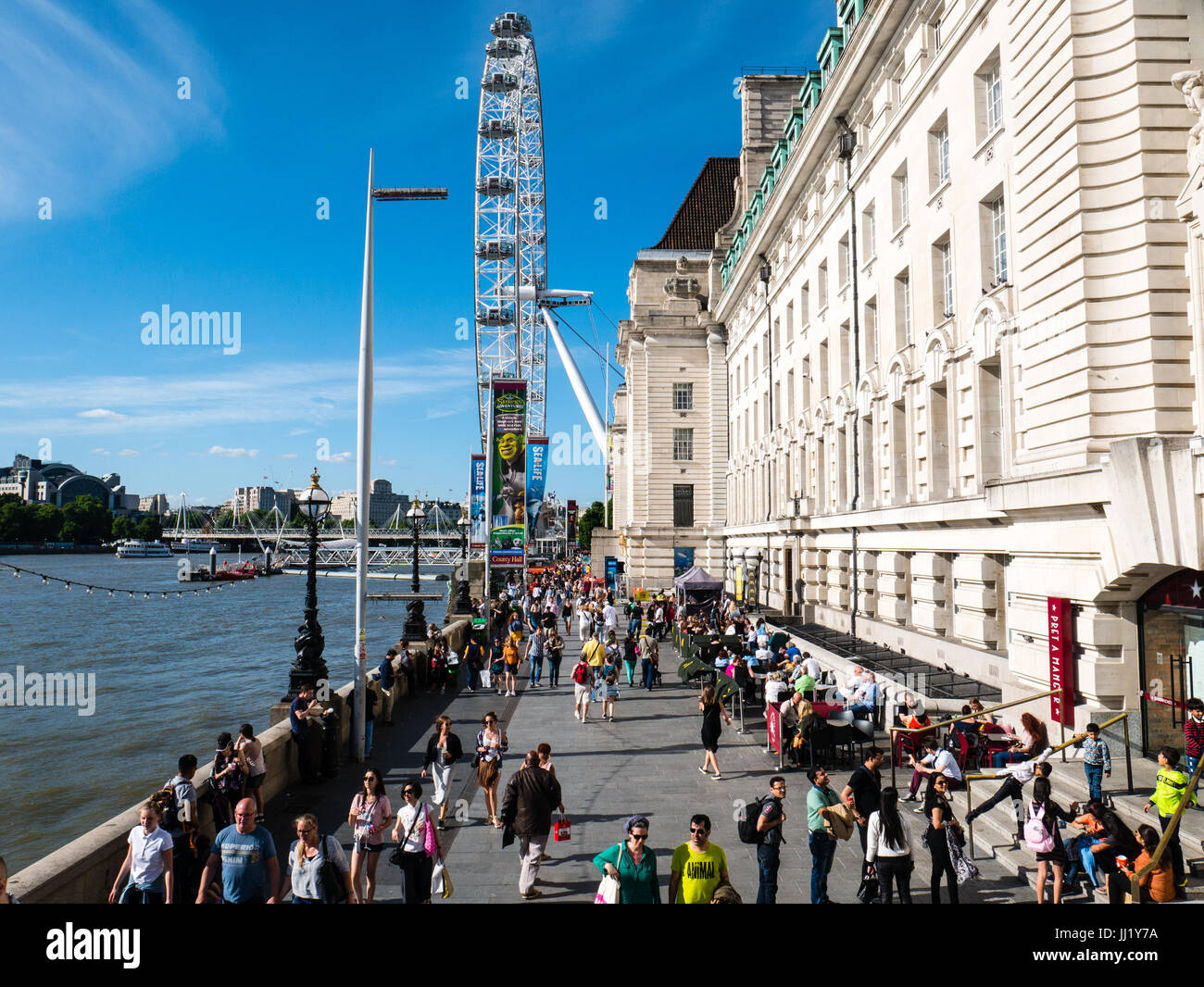 London Eye und das Südufer, Bezirksverwaltung Halle, Themse, London, England Stockfoto