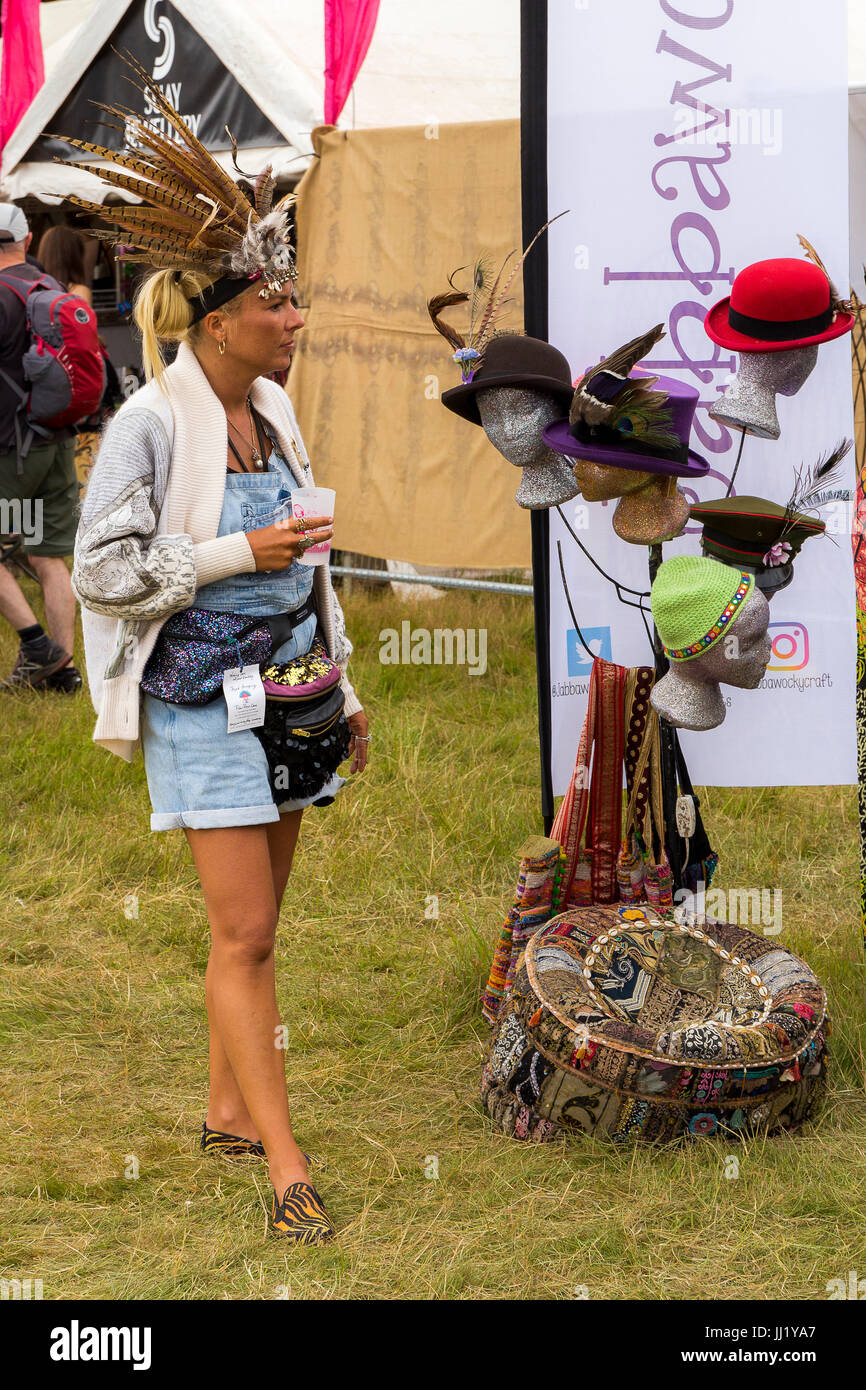 Frau Feder Headress, mit Hatstand. Latitude Festival, Suffolk. Stockfoto