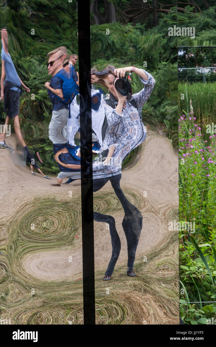 Selbstbildnis in die reflektierende Latitude-Beschilderung. Latitude Festival, Suffolk Stockfoto