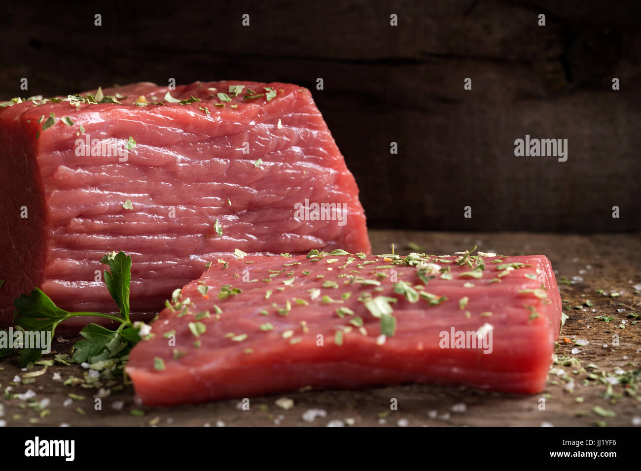 Fleisch-essen - rohes Rindfleisch Filet mit Petersilie auf Schneidebrett Stockfoto
