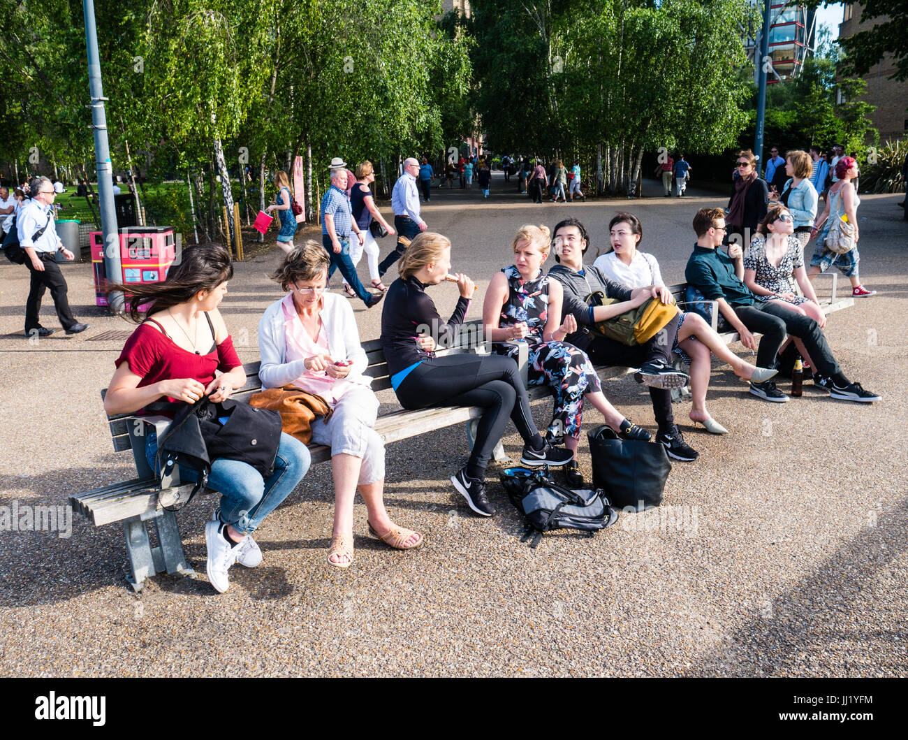 Menschen, die sich in Southbank, bei der Themse, London, England, Großbritannien, GB. Stockfoto