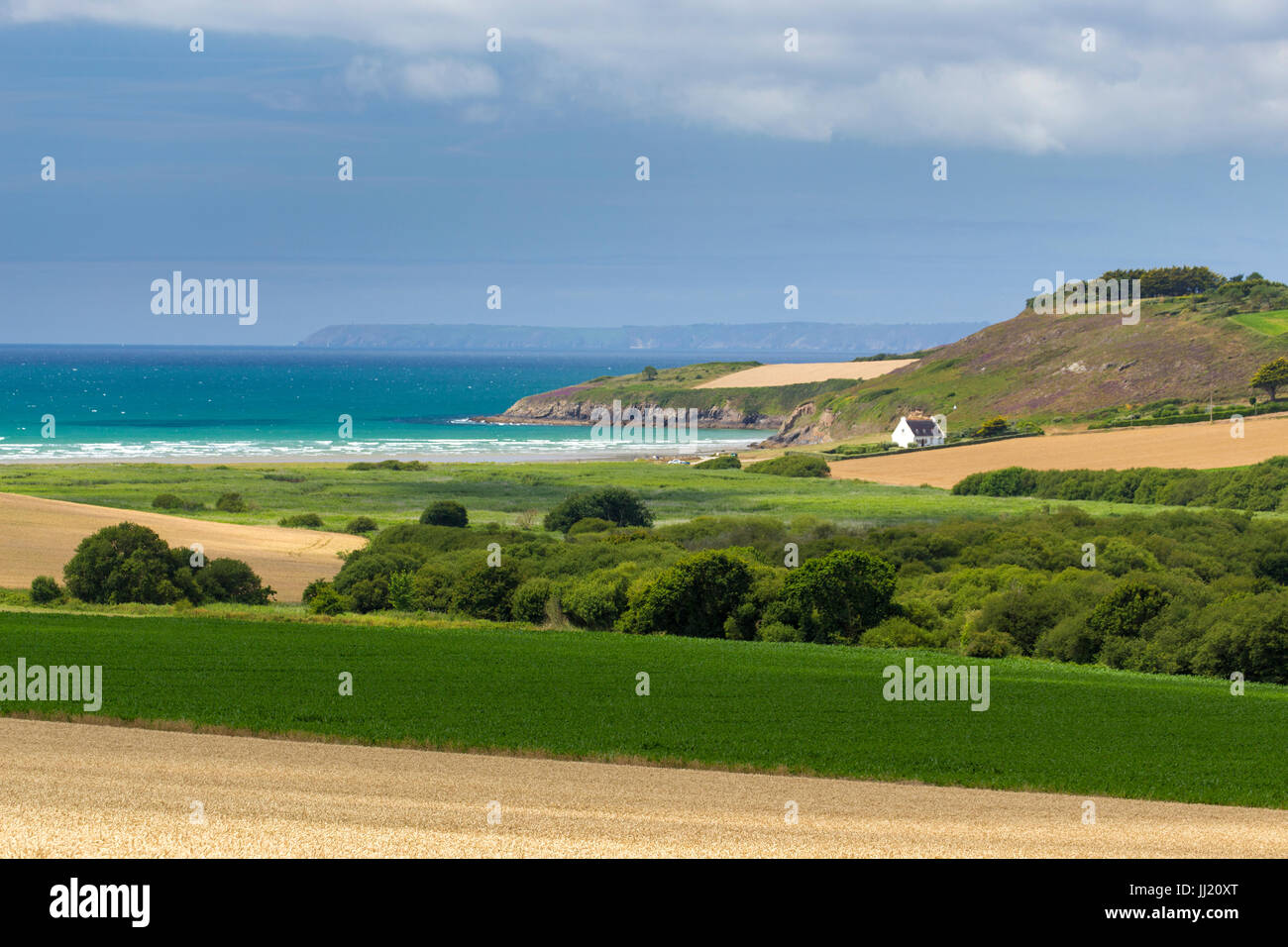 Bretagne Landschaft und Küste - die grünen Felder bis hin zum Meer mit einem einzigen weißen Hütte. Stockfoto