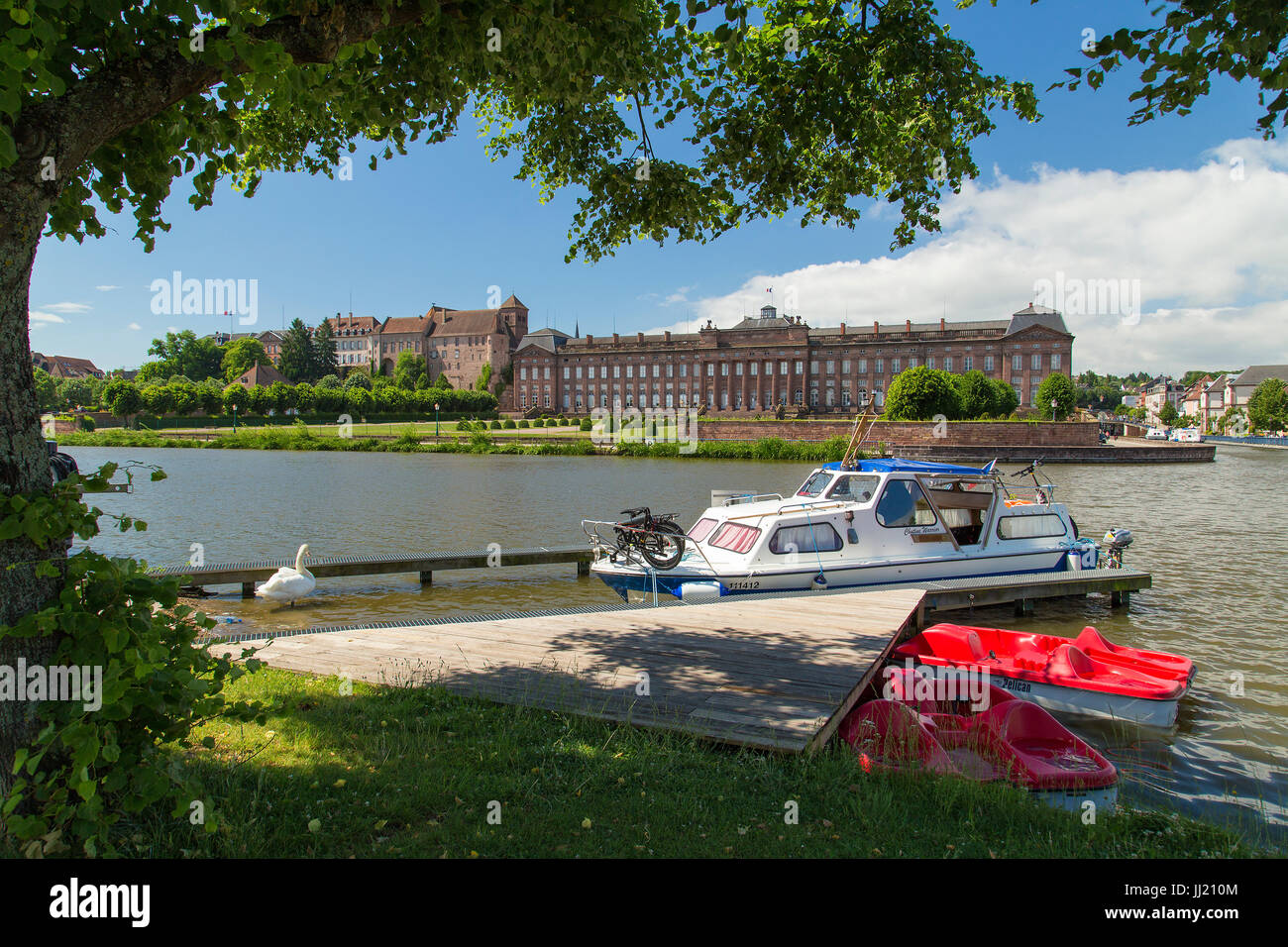 Chateau de Rohan, (Chateau Neuf), Saverne gesehen über den Royal Canal mit Schwäne und Boote. Stockfoto