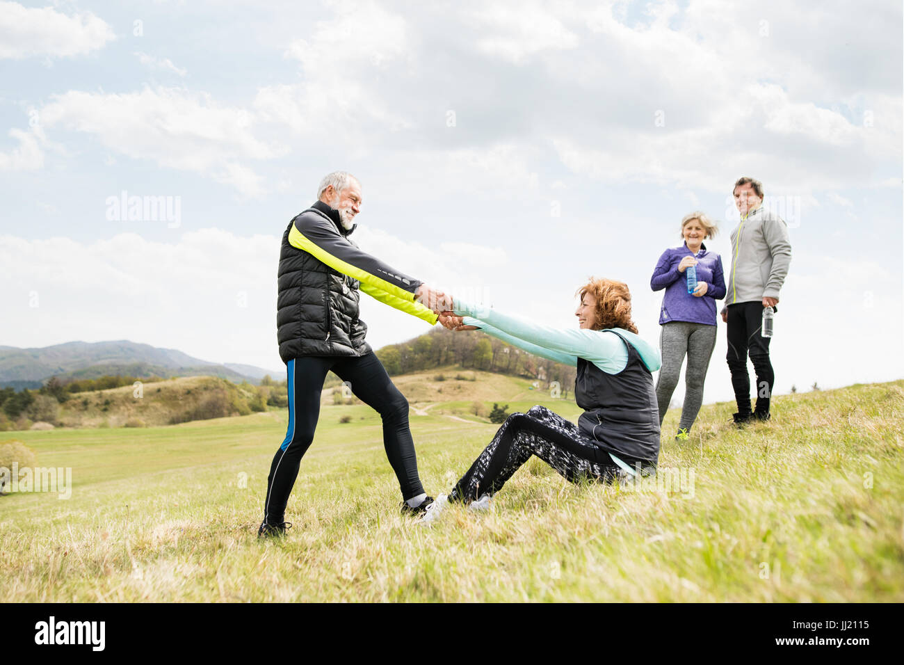 Gruppe von aktiven senior Läufer im Freien, ruhen. Stockfoto
