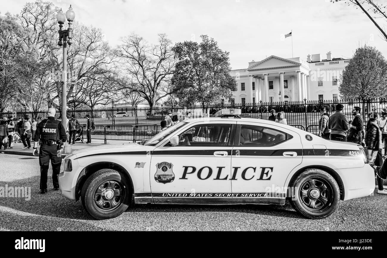 Polizist des Geheimdienstes bewachen das Weiße Haus - WASHINGTON DC / COLUMBIA - 7. April 2017 Stockfoto