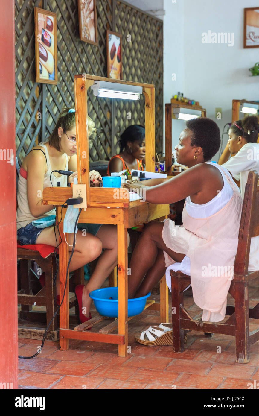 Cuba Schönheitssalon und Nagelbar, Frauen sitzen für Maniküre und Schönheitsbehandlungen in einem Salon in Old Havanna, Kuba Stockfoto