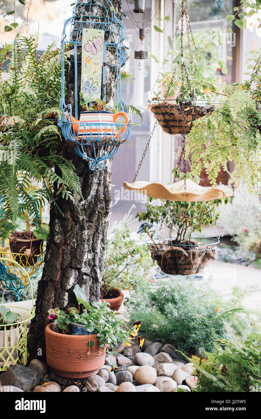Hangende Pflanzen Und Windspiele In Einem Hinterhof Garten Im Innenhof Bei Einem Einfamilienhaus Mit Kreativen Dekorationen Stockfotografie Alamy