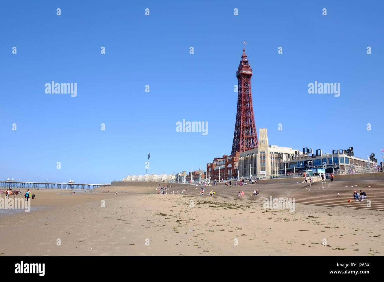 Blackpool Tower und Strand Stockfoto