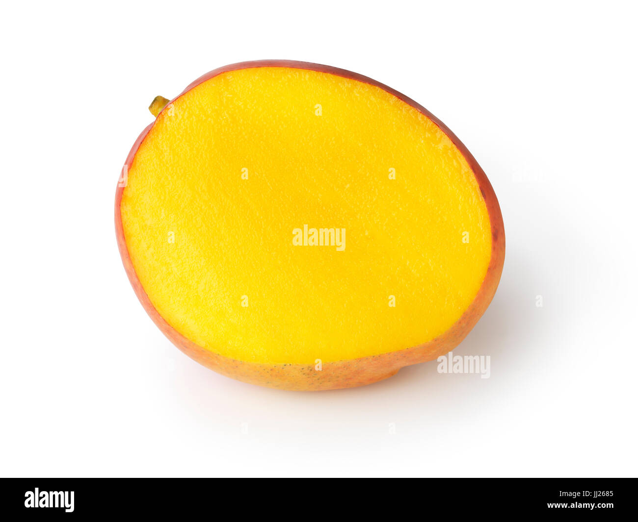 Nahaufnahme einer geschnittenen reif rot Kent Mango tropische Frucht isoliert auf weißem Hintergrund Stockfoto
