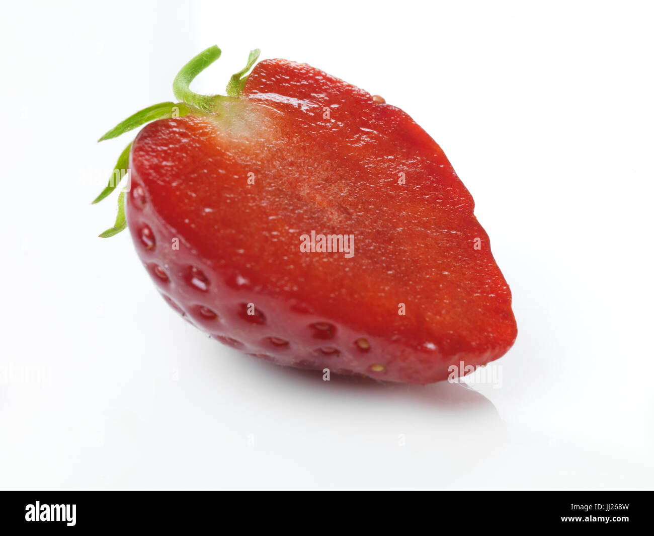 Nahaufnahme von roten Bio homegrown Reife Erdbeere in Scheiben geschnitten in der Hälfte isoliert auf weißem Hintergrund Stockfoto