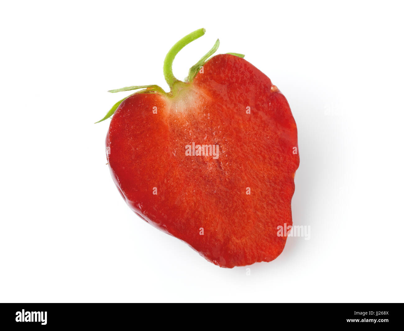 Nahaufnahme eines Schnitts in halbe rote Bio homegrown Erdbeer Scheibe isoliert auf weißem Hintergrund Stockfoto
