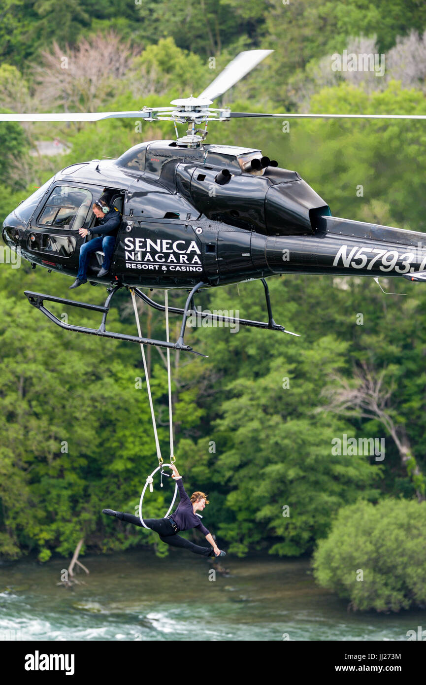 Erendira Wallenda führt Stunts unter einem Hubschrauber, während ihr Mann Nik Wallenda Uhren. Stockfoto