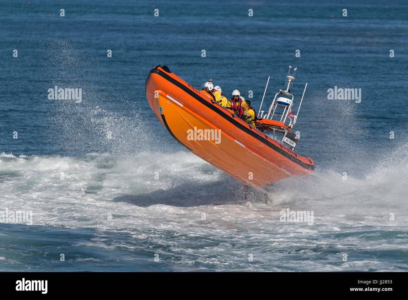 RNLI RIB Rettungsboot im Meer mit Geschwindigkeit in der Luft Stockfoto