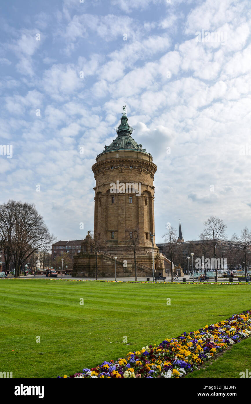 Das Wahrzeichen "Wasserturm" am Friedrichsplatz in Mannheim mit Blumen in der front Stockfoto