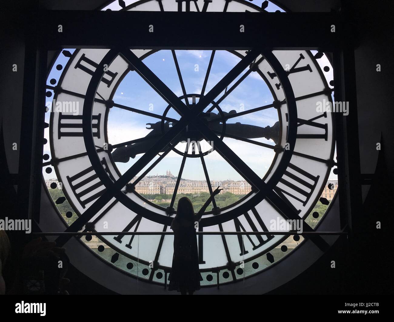 Silhouette eines Touristen d ' Orsay Museum besuchen Stockfoto