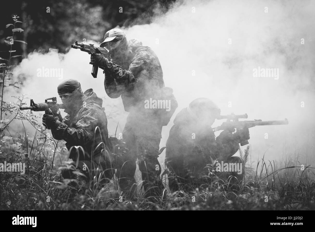 Soldaten auf Feuer inmitten von Rauch Stockfoto