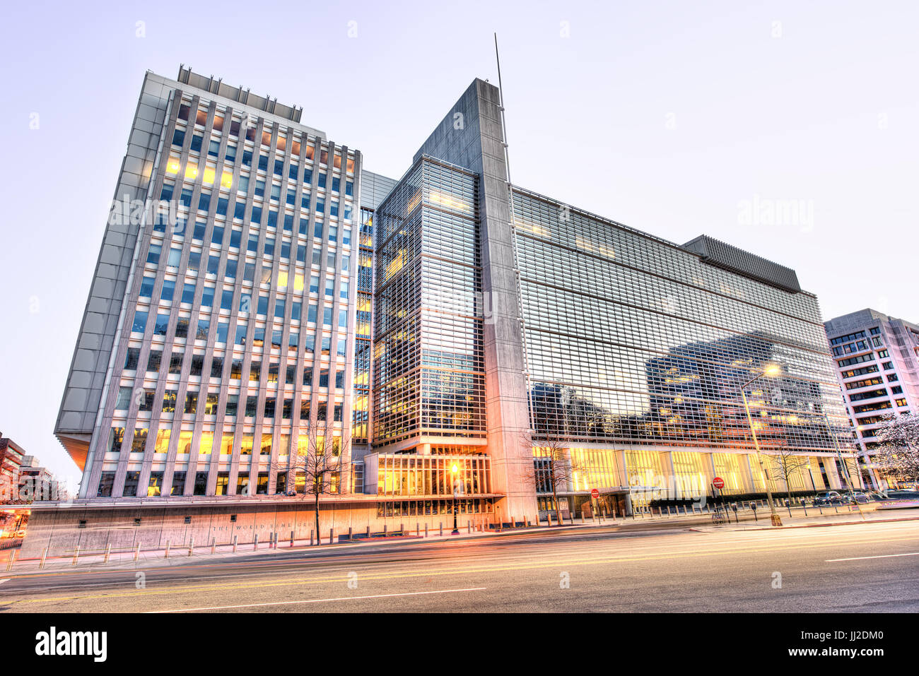 Washington DC, USA - 4. März 2017: World Bank Group zentrale Eingang, moderner Glasbau mit Straße bei Sonnenuntergang Stockfoto