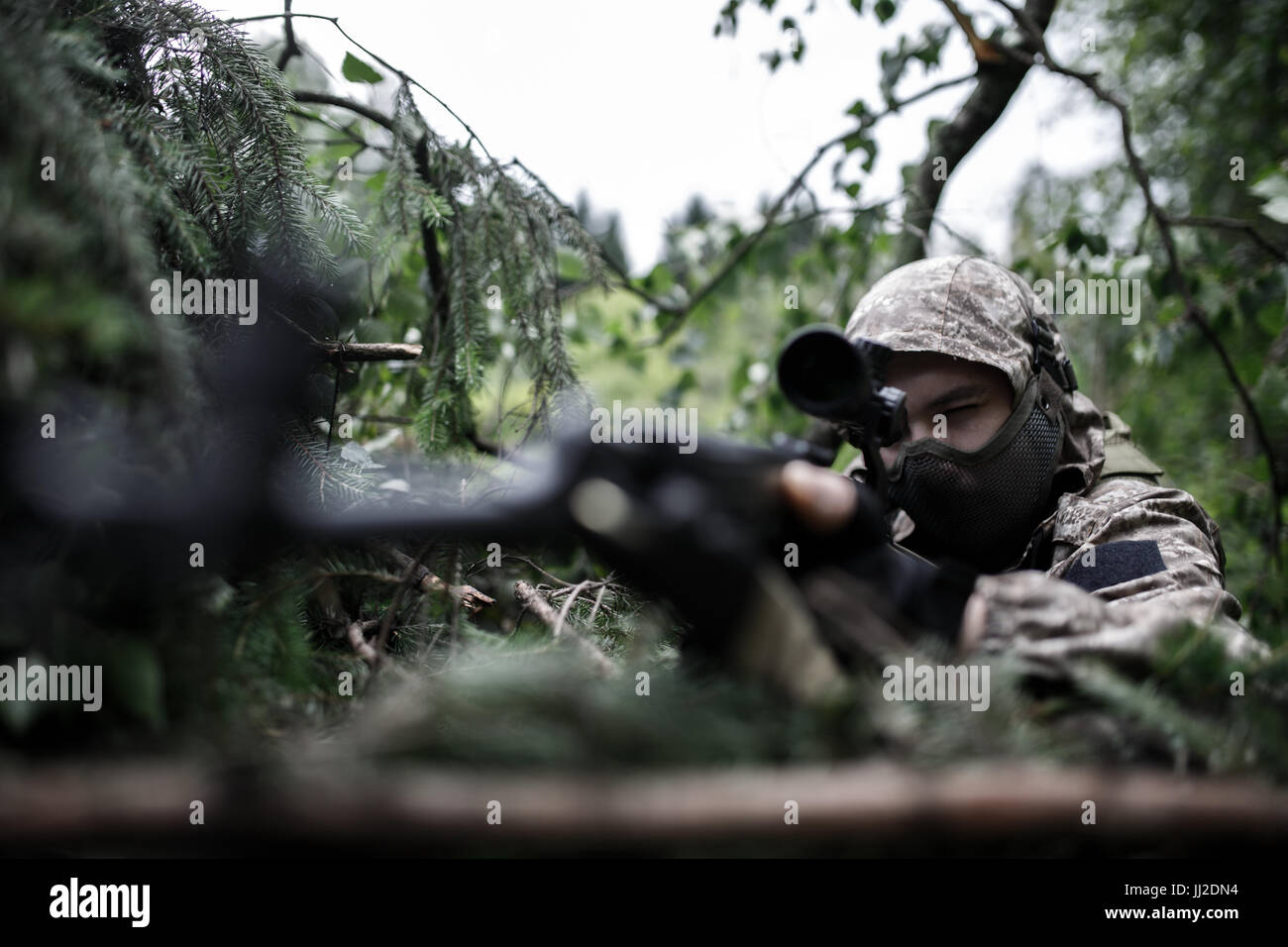 Foto eines Offiziers mit Waffen Stockfoto