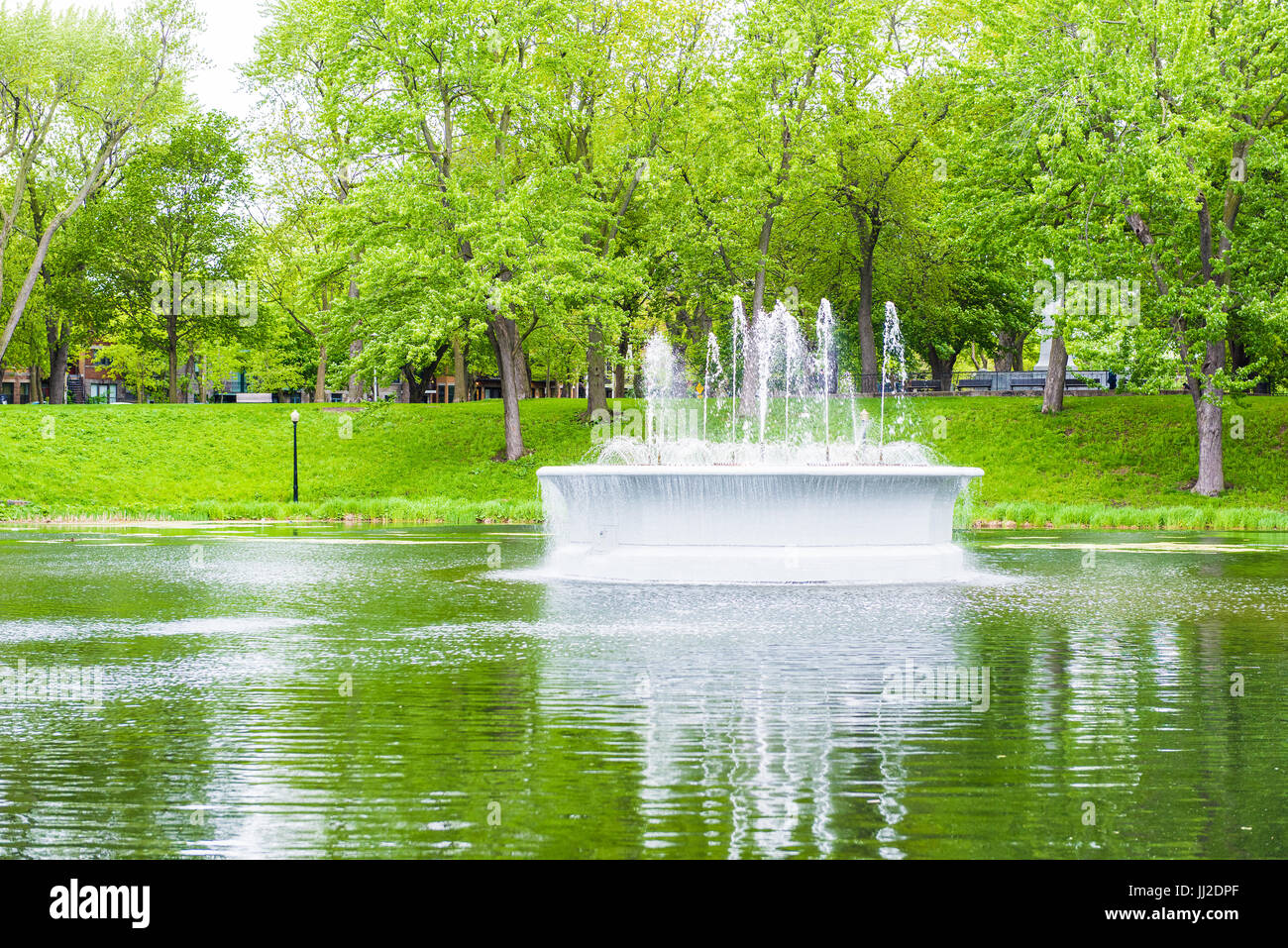 Montreal, Kanada - 26. Mai 2017: Grüne Brunnen und See im Park La Fontaine in Quebec Stadt der Region im Sommer Stockfoto