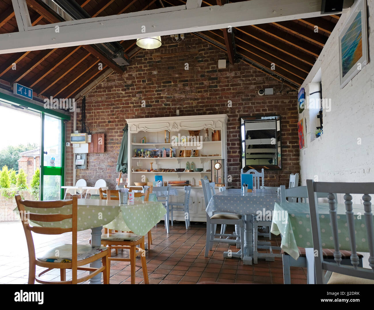 Idyllisches Café in umgebauten Scheune im shabby chic Stil dekoriert. West Sussex, UK Stockfoto