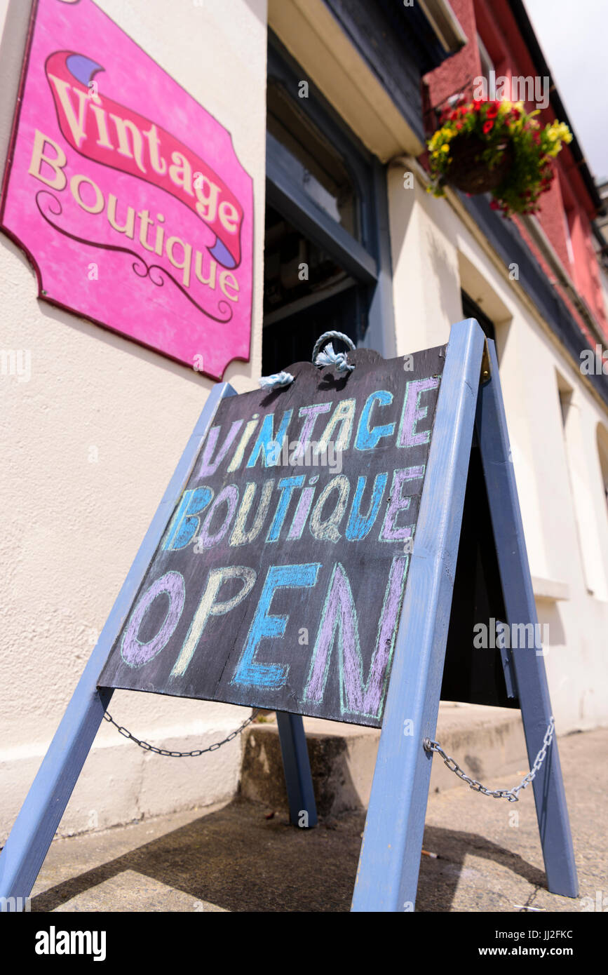 Zeichen außerhalb einer Vintage-Boutique Kleidung Shop. Stockfoto