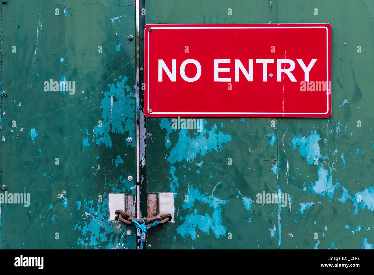 Verschlossene Stahltür am Industriestandort sagen "No Entry" Stockfoto