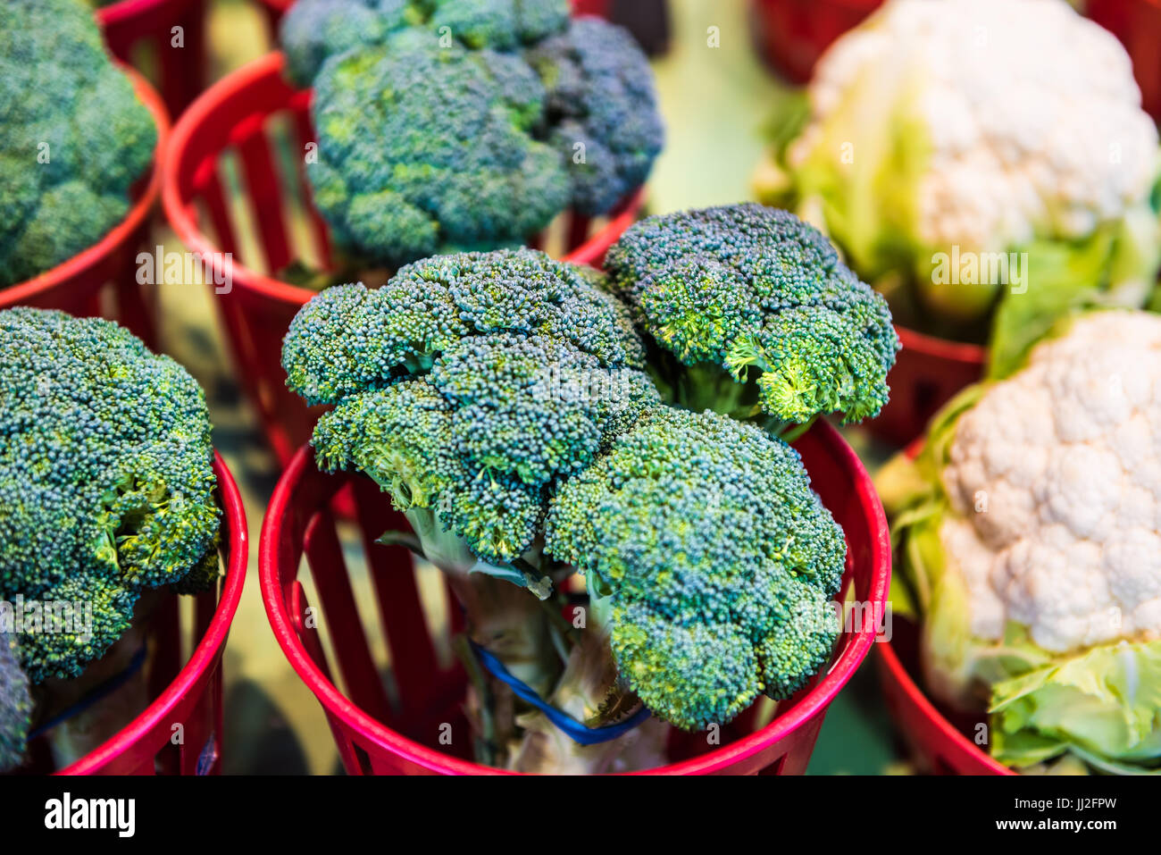 Nahaufnahme von Broccoli und Blumenkohl Trauben in Körben auf dem Display in Bauernmarkt Stockfoto