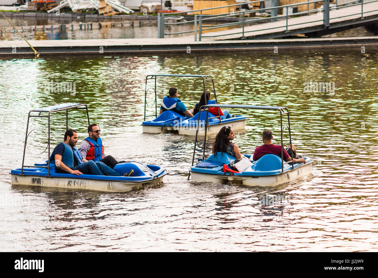 Montreal, Kanada - 27. Mai 2017: Alte Bonsecours Markt Becken Hafengebiet mit Leuten auf Tretboote in Stadt Quebec Region während des Sonnenuntergangs Stockfoto