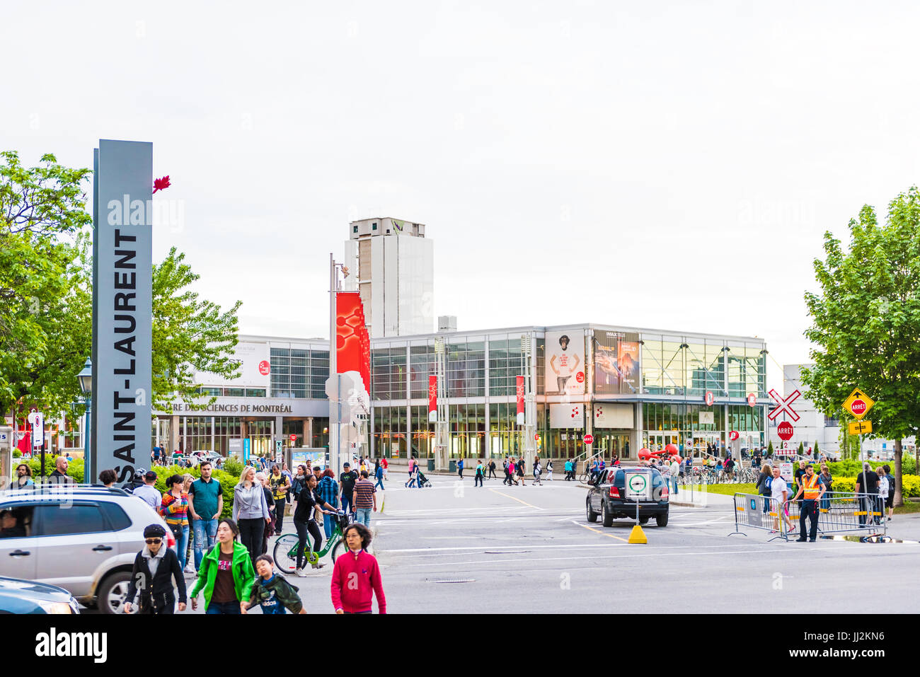 Montreal, Kanada - 27. Mai 2017: Altstadt mit dem Zentrum der Wissenschaften Gebäude und Saint-Laurent-Zeichen Stockfoto