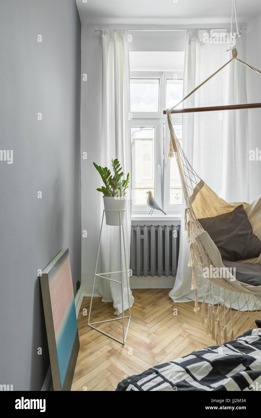 Graue Schlafzimmer mit DIY-Hängematte, Bett und Fenster Stockfoto