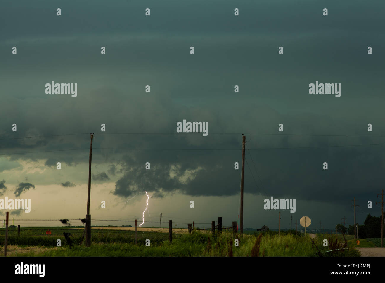 Ein Blitz schlägt unter einer Wand-Wolke. Stockfoto