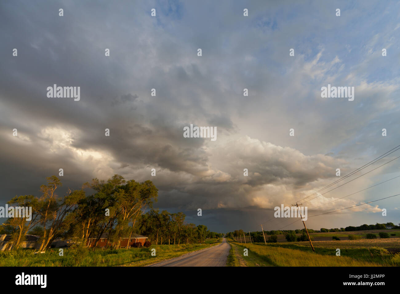 Goldenes Licht taucht eine Farm nach eine Gewitter bestanden hat. Stockfoto