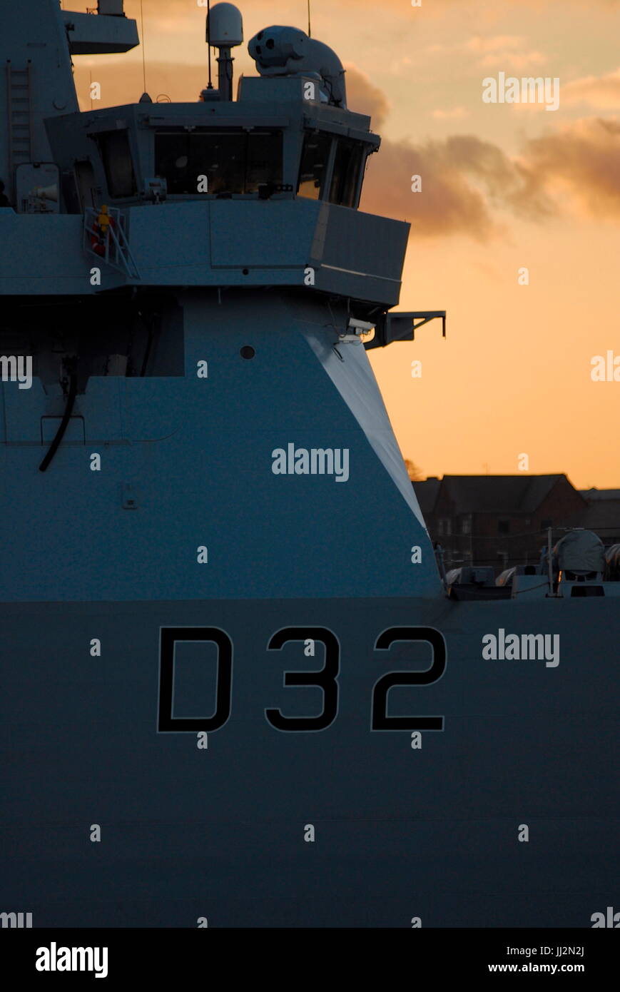 AJAXNETPHOTO. 5. DEZEMBER 2014. PORTSMOUTH, ENGLAND. -RENDITE ZERSTÖRER - 45 HMS DARING EINGABE DES NAVAL BASIS GEGEN EINER UNTERGEHENDEN SONNE GEBEN. FOTO: TONY HOLLAND/AJAX REF: DTH140512 1748 Stockfoto