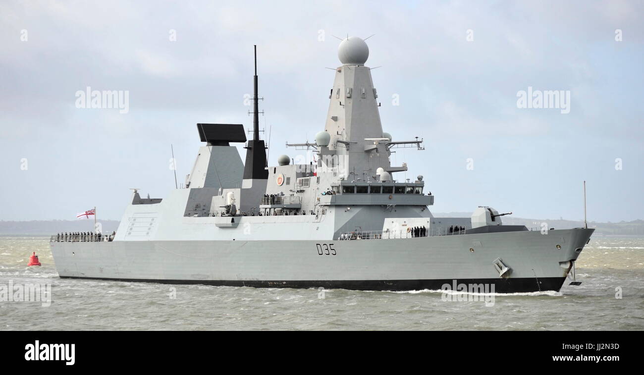 AJAXNETPHOTO. 6. MAI 2015. -PORTSMOUTH, ENGLAND. -ART 45 ZERSTÖRER HMS DRAGON ANKUNFT IM HAFEN NACH LANGWIERIGEN EINSATZ. FOTO: TONY HOLLAND/AJAX REF: DTH150605 37936 Stockfoto