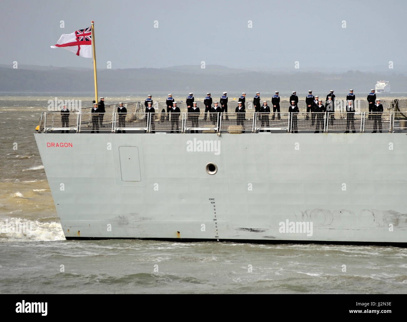 AJAXNETPHOTO. 6. MAI 2015. PORTSMOUTH, ENGLAND. -ART 45 ZERSTÖRER HMS DRAGON ANKUNFT IM HAFEN NACH LANGWIERIGEN EINSATZ FOTO: JONATHAN EASTLAND/AJAX REF: DTH150605 37948 Stockfoto